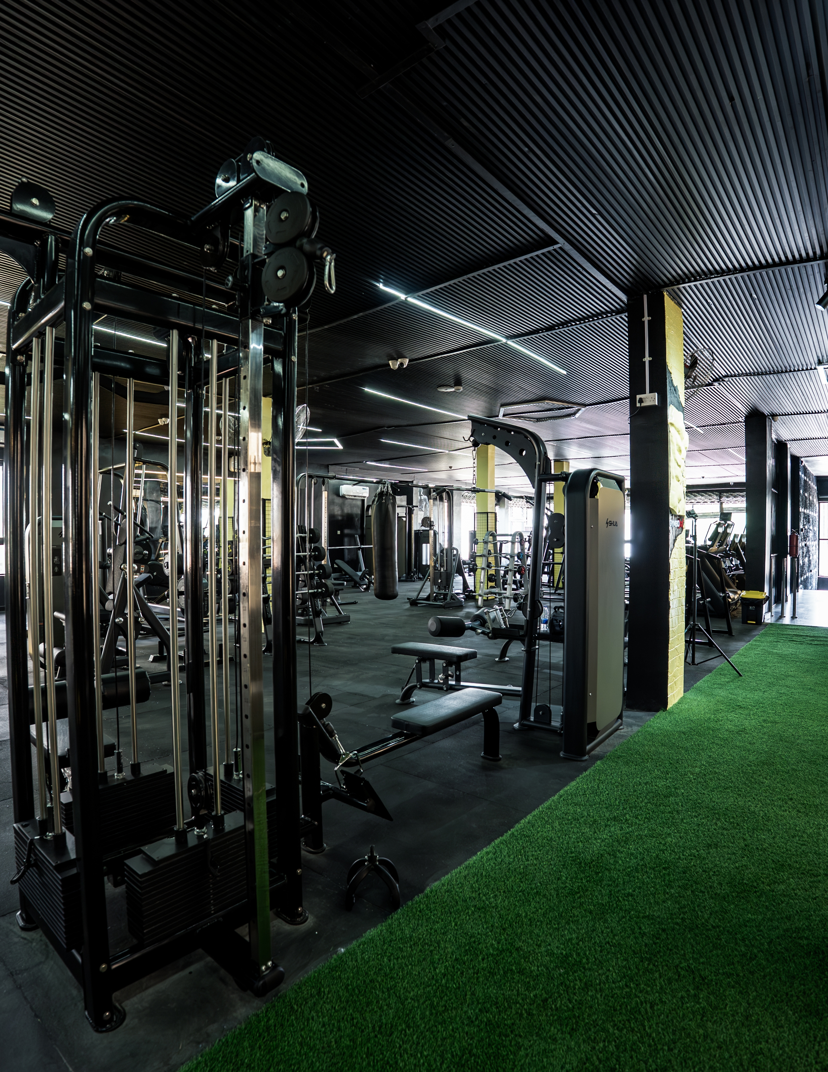 Cable machine and bench press station